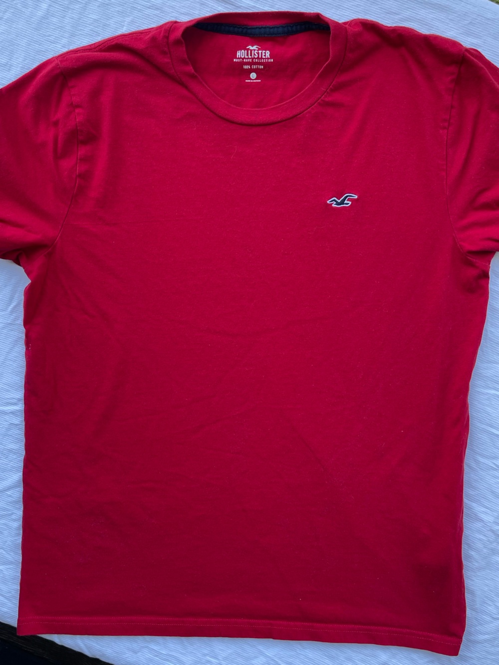 Hollister Men's Bright Red Crewneck Tee with Small Logo